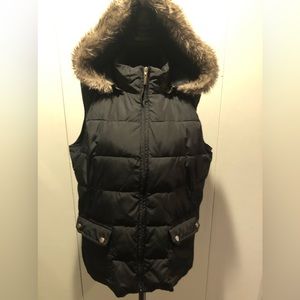 Winter vest quilted with detachable faux fur hood